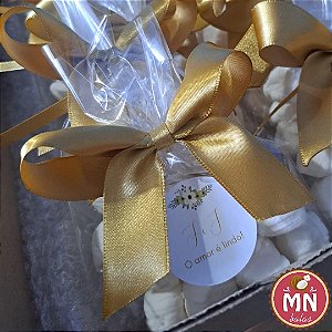 Kit 25 Saquinhos com 6 balas tradicionais sem recheio fechados com fita e tag personalizada casamento noivado