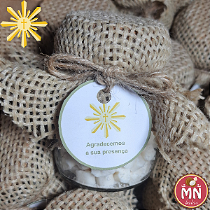 Kit com 10 potinhos de vidro com tampa rolha de 110 ml 50 mini balas de coco tradicionais sem recheio com arte imclusa personalizada, sendo pendurada na fita de juta