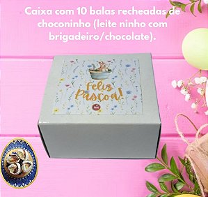 Unidade da Caixinha de Páscoa branca tamanho 8 cm x 7,5 cm x 4 cm com 10 balas recheadas de choconinho, no tamanho normal e cor da bala branca com tag personalizada