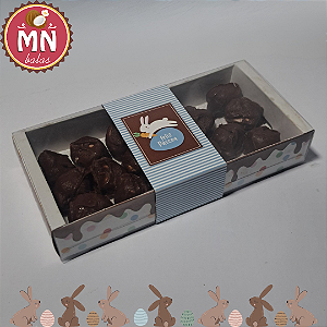 Unidade da Caixa Gaveta de Páscoa colorida com 18 balas tradicionais sem recheio com cobertura de chocolate ao leite Sicao fracionado 18 cm x 8,5 cm x 3 cm