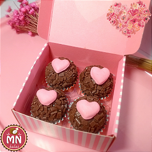 Unidade da caixa love dia das mães com 4 brigadeiros 50% cacau gourmet e aplique de bala de coco de mini coração