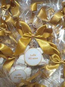 25 Saquinhos com 6 balas tradicionais sem recheio fechados com fita e tag personalizada aniversário de 90 anos