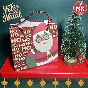 Unidade da sacolinha de presente de natal 15,5 cm x 7 cm x 14,3 cm com 15 balas recheadas de maracujá, limão e frutas vermelhas com cartão impresso de brinde