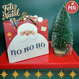 Unidade da sacolinha de presente de natal 15,5 cm x 7 cm x 14,3 cm com 15 balas recheadas docinho de coco, doce de leite e brigadeiro/chocolate 50% cacau com cartão impresso de brinde