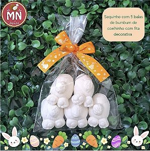 Unidade do saquinho 12 cm x 12 cm com 5 balas personalizadas de bumbum de coelhinho de Páscoa fechada com fita de cetim