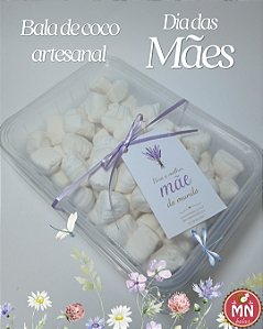 Pote retangular de 1000 ml com 75 balas balas de coco tradicionais, tipo comum, a mais vendida, sem recheio, na cor branca e tag pendurada para o Dia das Mães