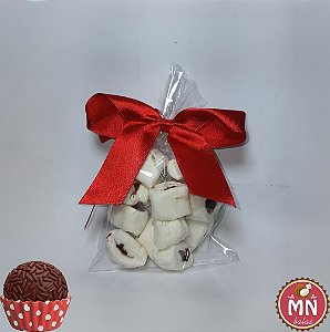 Kit com 10 saquinhos com 12 balas recheadas de brigadeiro/chocolate 50% cacau fechados com laço de cetim vermelha