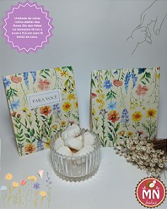 Unidade da caixa mimo atelier das flores no tamanho 10 cm x 6 cm x 11,5 cm com 15 balas de coco tradicionais