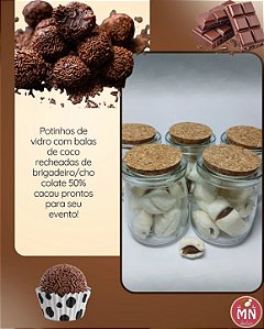 Unidade do pote de vidro com tampa de rolha de 110 ml com 6 balas recheadas de brigadeiro/chocolate e cor da bala branca