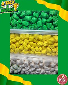 1 kg de mini bala de coco tradicional dividido em 3 cores do Brasil, verde, amarela e branco com 275 a 300 balas.