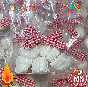 25 Saquinhos com 6 balas tradicionais sem recheio brancas no TAMANHO NORMAL fechado com fita de festa junina (uma cor de fita por kit)