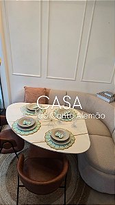 Conjunto Especial Berlim 210(LE)X160cm(LD) tecido boucle névoa; Mesa tampo em lâmina compacta orgânica 120cmX100cm, base oval madeira; 2 cadeiras Veneza couro sintético caramelo pés em metal preto fosco.