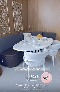 Conjunto Banco Califórnia 2,0m X 1,50m / Mesa Orgânica 1,40m X 0,90m em MDF branco com base em aço carbono branco / Duas cadeiras Eloise boucle