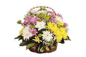 Uma linda cesta campestre com flores variadas