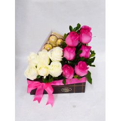 Caixa com 12 rosas (brancas e rosa) e Ferrero Rocher