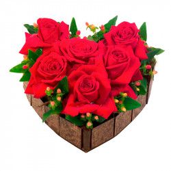 Coração de madeira com 06 rosas importadas