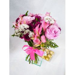 Buquê com rosas rosa, astromélias, flores do campo e chocolate