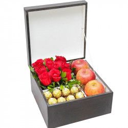 Baú com rosas nacionais, Ferrero Rocher e 3 maçãs