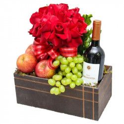 Cesta de frutas com vinho e rosas importadas