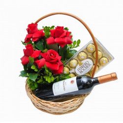 Cesta com vinho argentino, Ferrero Rocher e rosas importadas