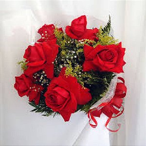 Um lindo buquê com 6 rosas vermelhas