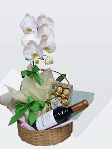 cesta com orquidea vinho e chocalate
