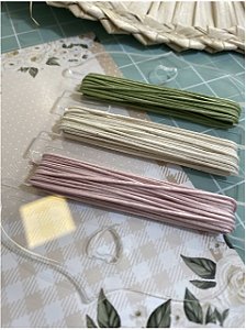 Coleção COISAS PARA CONTAR - 3 cores de Cordão encerado c/ organizador de Meada  - Decore Crafts