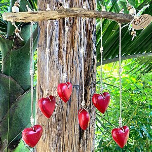 Galho rústico com 6 corações vermelhos escarlate de madeira