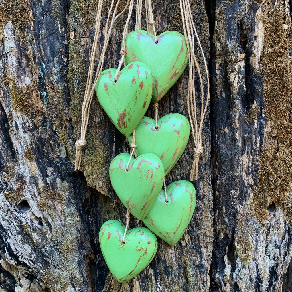 Penca com 6 corações de madeira de 8cm verde patinado