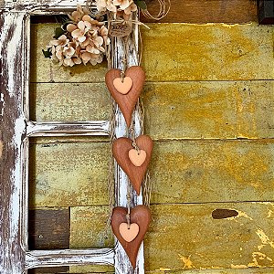Penca com 3 corações madeira natural  bicudo 9x12cm e detalhes com corações de cerâmica