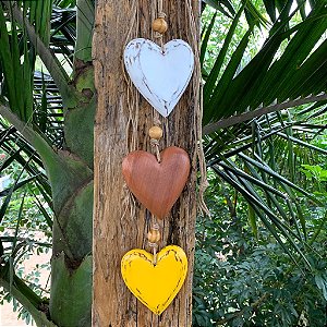 Trio de corações coloridos, 12cm boleado duplo, com bolinha de madeira entre os corações