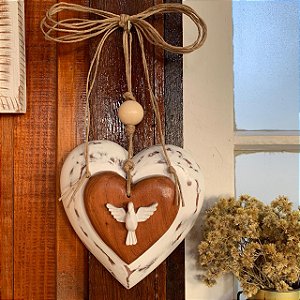 Coração de madeira branco patinado 16cm + coração natural de 10cm com Divino