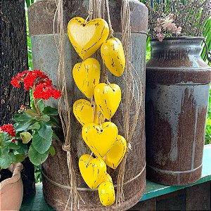 Penca com 9 corações de madeira amarelo, de 7cm com boleado duplo