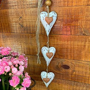 Trio de corações de madeira 13cm branco com detalhes corações de cerâmica natural