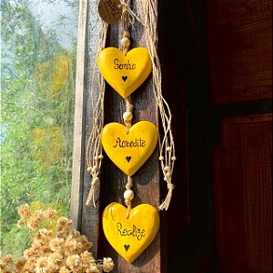 Trio de corações de 10cm amarelos, com palavras Sonhe, Acredite, Realize