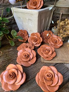 Flor de Cerâmica com 12cm, cor natural com proteção de resina