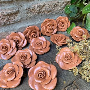 Flor de Cerâmica com 10cm, cor natural com proteção de resina
