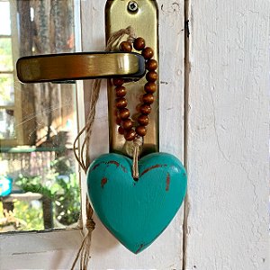 Coração de madeira 8cm boleado duplo, verde turquesa com alça contas madeira