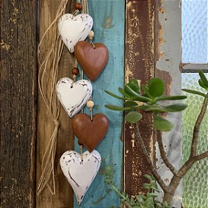Penca com 5 corações de madeira mesclados de 8cm e 12cm, branco e natural
