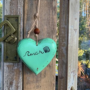 Coração de madeira 10cm Verde Claro , pingente escrito "Amar", motivo praia