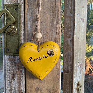 Coração 10cm Amarelo, pingente escrito "Amar", motivo praia