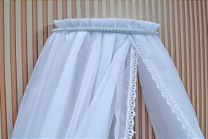 dossel de pérolas com cortinado em voil branco