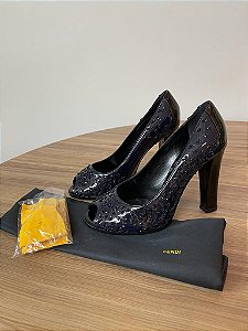 Sapato Fendi Peep Toe verniz com aplicações