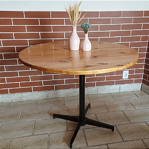 Mesa de jantar redonda em madeira