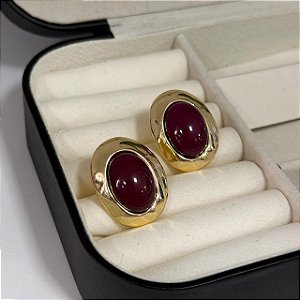 Brinco Oval Resinado Bordô com Textura Orgânica - Banho de Ouro