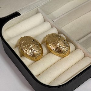 Brinco Oval Texturizado - Banho de Ouro