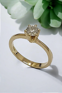 Anel Solitário com Pedra de Moisanita em Ouro Amarelo 18K