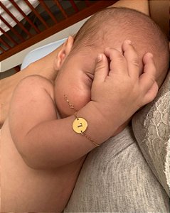 Pulseira Infantil com a Letra Personalizada e a Gravação a Laser em Ouro 18k.