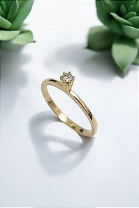 ANEL SOLITÁRIO DE OURO AMARELO 18K COM DIAMANTE E 1 DIAMANTE DE 4 PONTOS DE QUILATE.