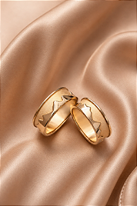 Par de Alianças em Ouro Amarelo 18k e Ouro Branco 18k com 8mm de largura.